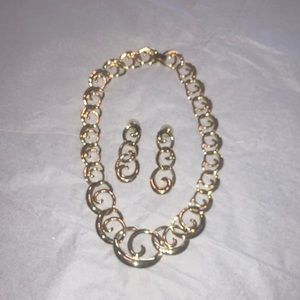 🙂Avon Necklace and Earring set